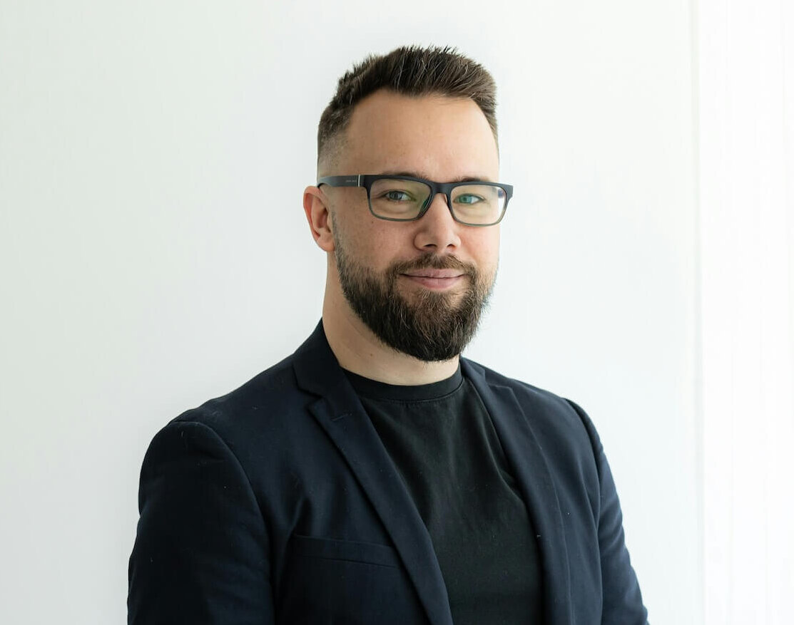 Lächelnder Nexoware Mitarbeiter – Karriere in einem modernen und innovativen IT-Team